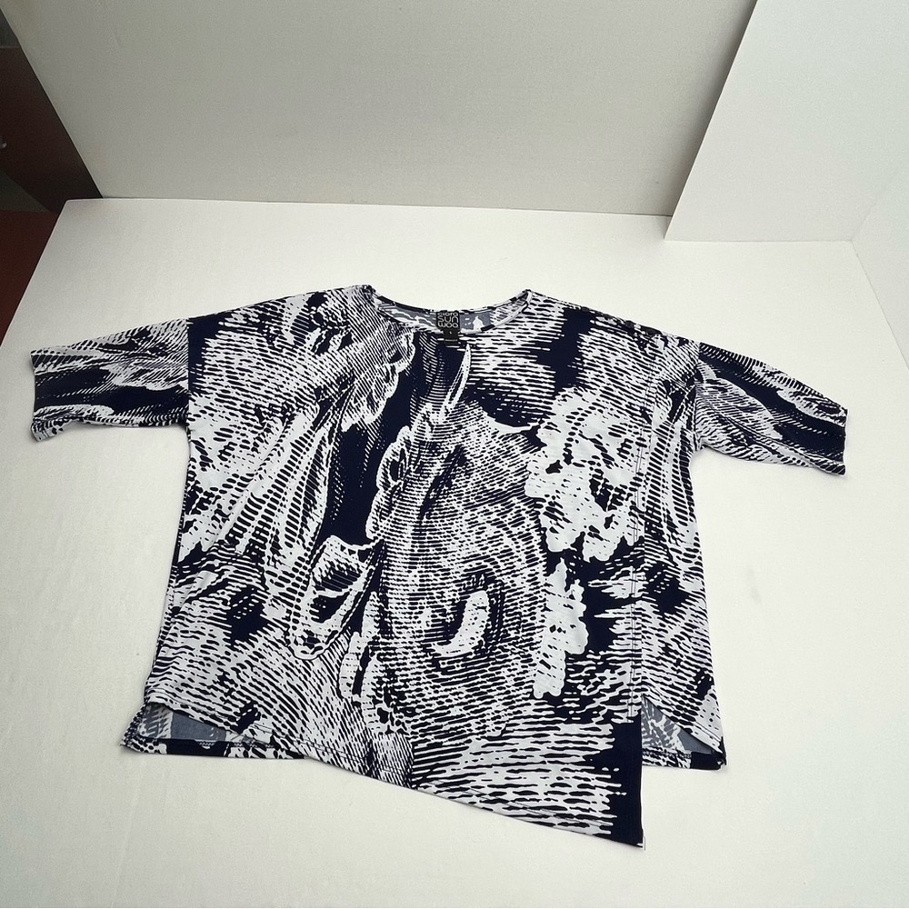 Clara SunWoo Blue White Paisley Asymmetrical Top Half Sleeve Womens Size Small